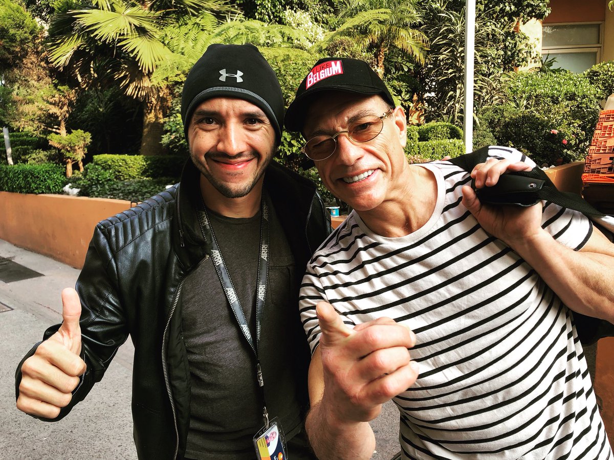 Steven_Congrave's tweet photo. Llegando a trabajar y que me encuentro a @JCVD https://t.co/uKaj7jb1x7