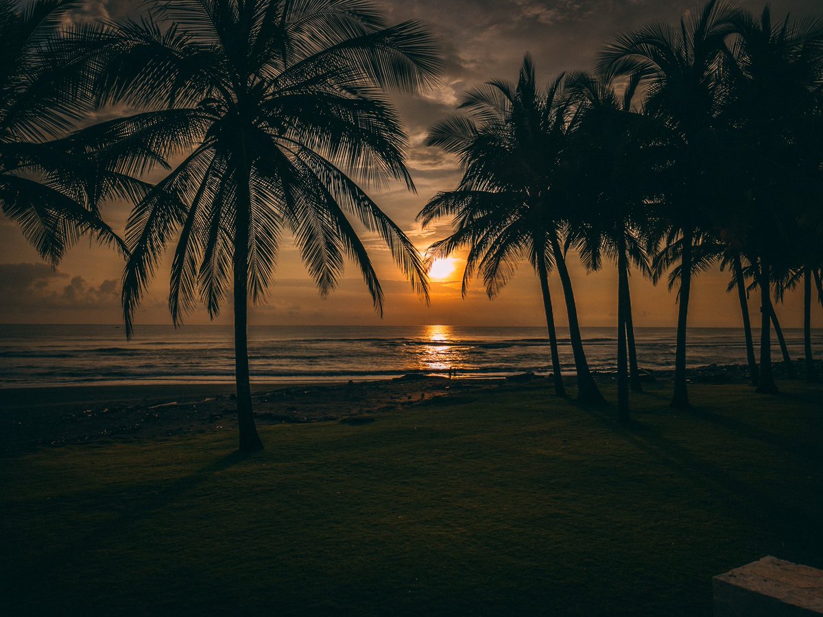 Subsea_1's tweet photo. Costa Rican sunset thanks to tje @DJIGlobal #mavicpro #drone #dronephotos https://t.co/J01IJynqdd