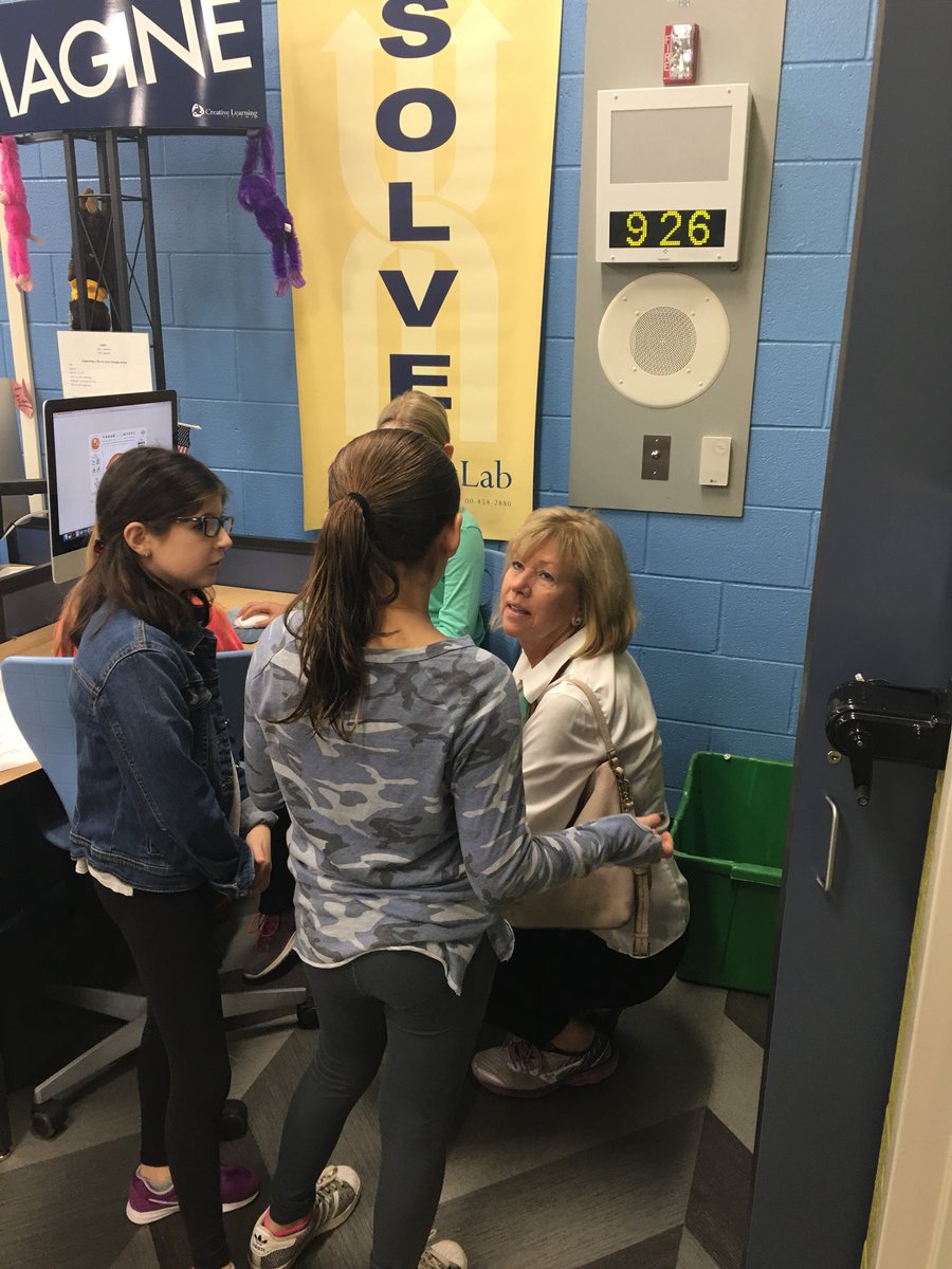 annbuch43's tweet photo. Senator Morrison visits with 4th graders in the Smart Lab! #kip109, #egage109 https://t.co/ZOMzsUXWUz