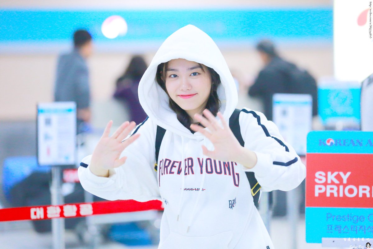 Kay8y_101's tweet photo. 171102 제주공항 출발
#김소혜 #소혜 #kimsohye #Sohye #ioi https://t.co/5ONsubMyKm