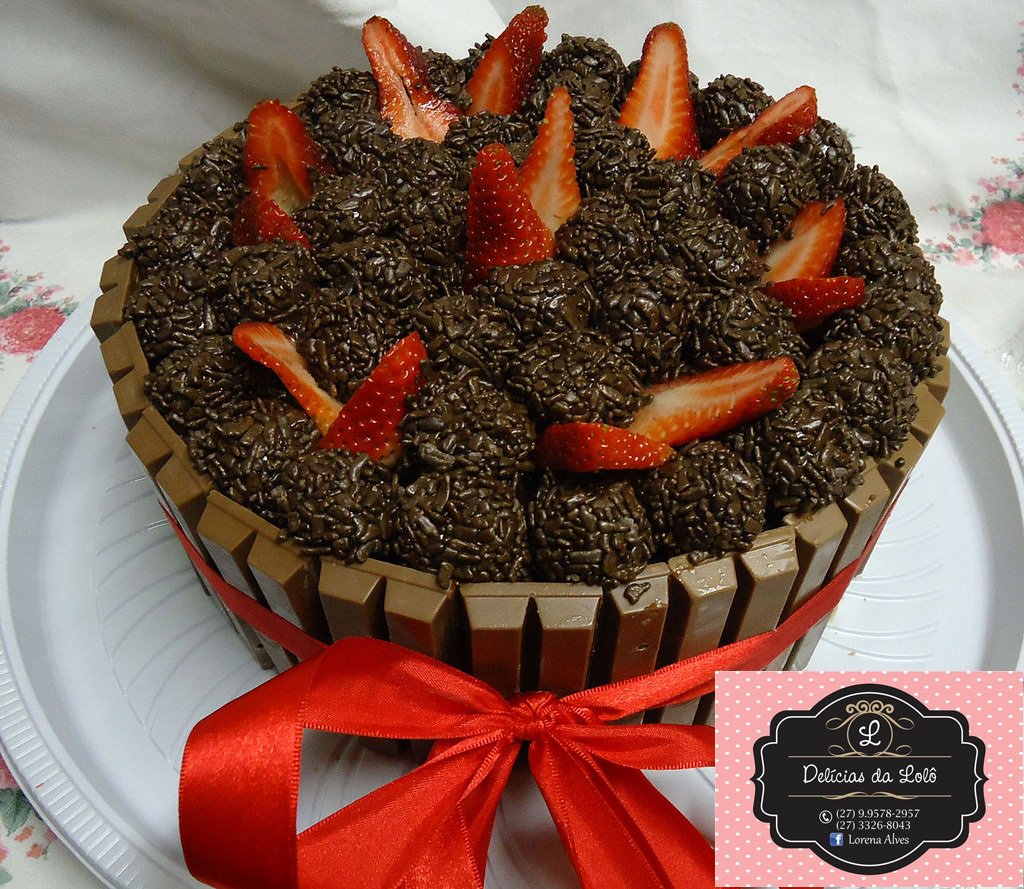 deliciasdalolo's tweet photo. .. #Saindoagora #Bolokitkat #NinhocomMorango #Brigadeiro .. 🍰🍯🍓🍫😋😍 ' . https://t.co/HwuKu27iZy