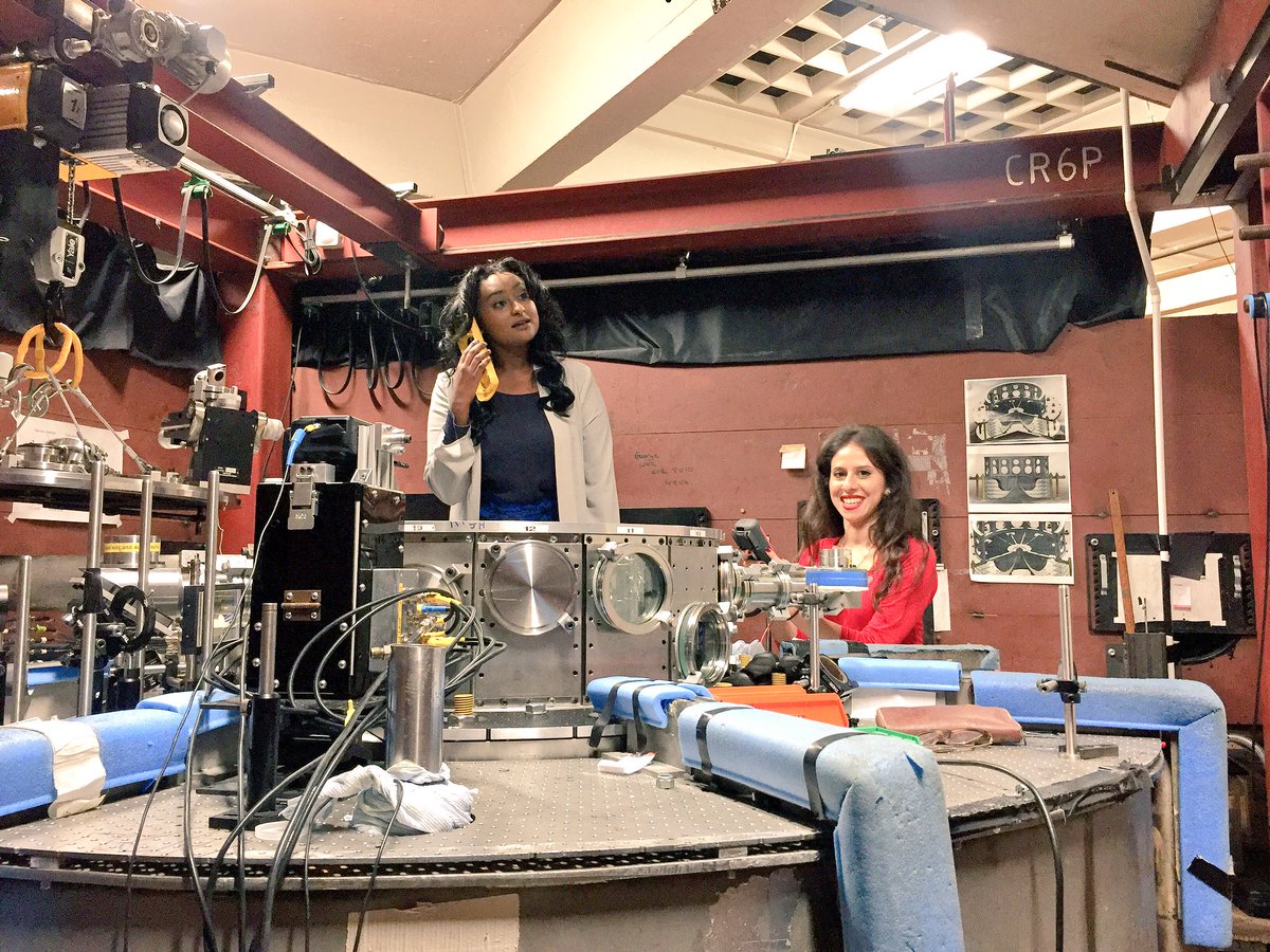 girl_in_physics's tweet photo. Maha from @BritishMuslimTV was learning about my research project on the Mighty MAGPIE machine !🐧☀️⚡️#LabAstro #WomenInPhysics https://t.co/T2B7xi2rnE
