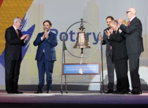 RotaryBrasil's tweet photo. Leia a nova coluna do presidente 2017-18 do Rotary, Ian Riseley, "A Fundação nos ajuda a ver mais longe". ► https://t.co/aZDO3WrzhY #TRF100 https://t.co/Gp2frf49X9