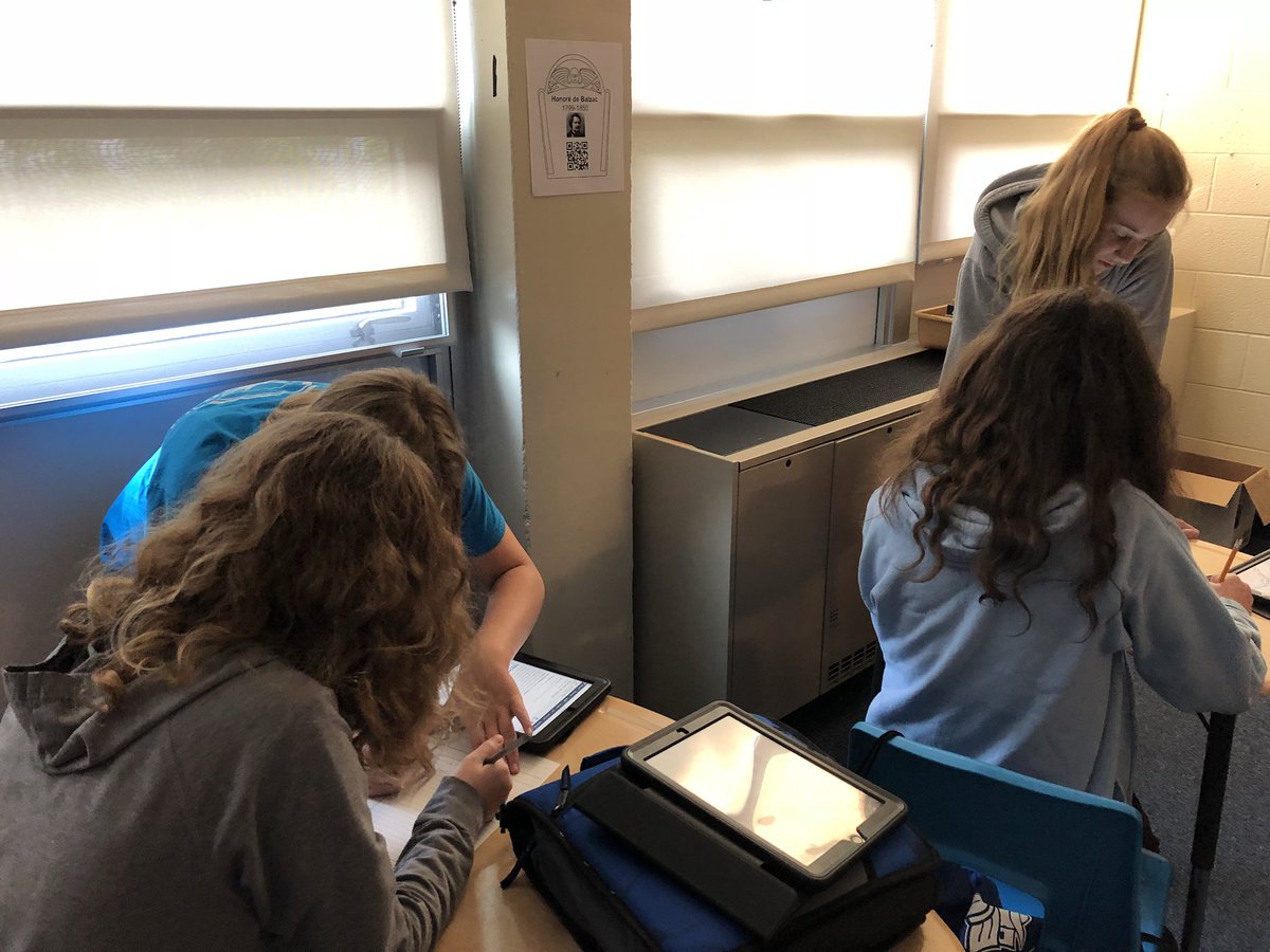 MadameTesoro's tweet photo. Père Lachaise gallery walk today in French class! ⚜️#fourthhour #Toussaint #westisbest @CPSWL @DrVpine @CPSAVID https://t.co/aVjawb5Xjz