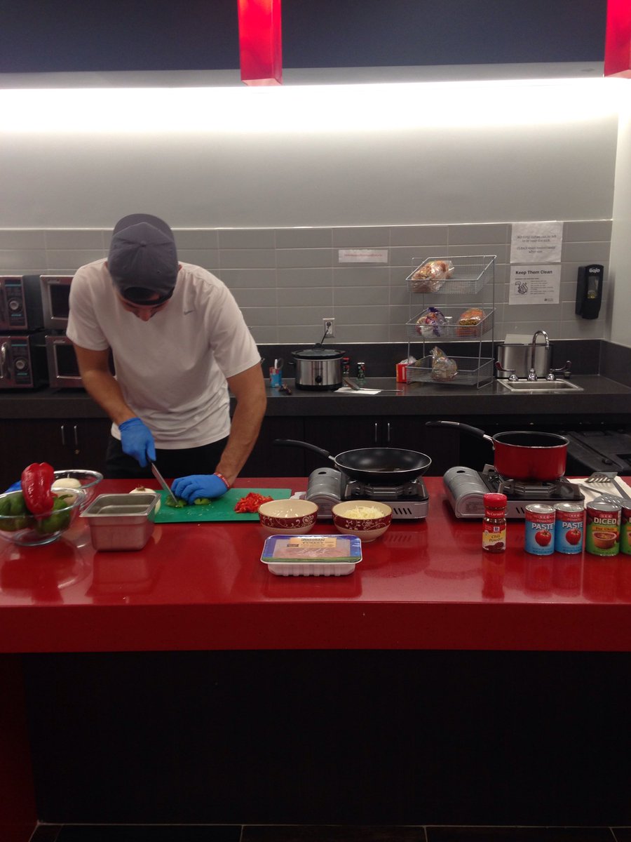 UHNutrition's tweet photo. Attention Coog athletes❗️🐾Stop by the Cougar Cafe between 11-2 to learn how to make some mean &amp; lean turkey chili 💪🏼 https://t.co/dmLWL9Z292