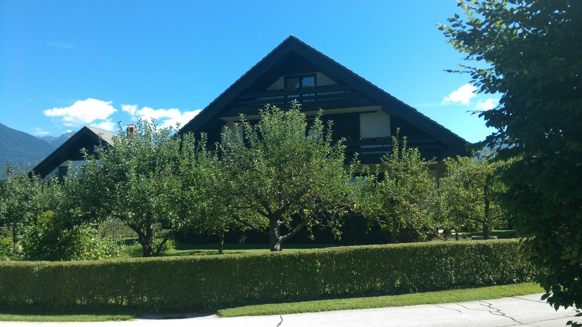 TrgBledproperty's tweet photo. #Bled #Lesce prodamo takoj vseljivo hišo na lepi mirni sončni lokaciji. #trgbled
https://t.co/v2xKZ0Pubf https://t.co/s3oFISaYH2