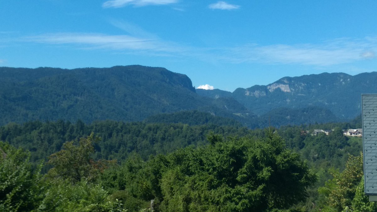 TrgBledproperty's tweet photo. #Bled #Lesce prodamo takoj vseljivo hišo na lepi mirni sončni lokaciji. #trgbled
https://t.co/v2xKZ0Pubf https://t.co/s3oFISaYH2