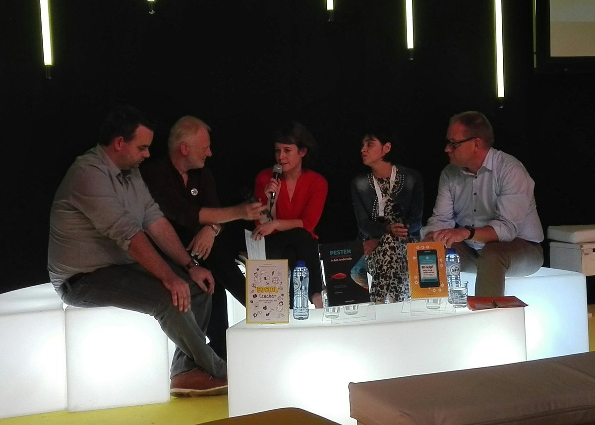 B_DeSchrijver's tweet photo. "We moeten lln niet weghouden van social media, maar opvoeden ermee om te gaan" Lars Matthys #desocialteacher #bkb2017 @AccoMaaktKennis https://t.co/Jpf3BWFN40