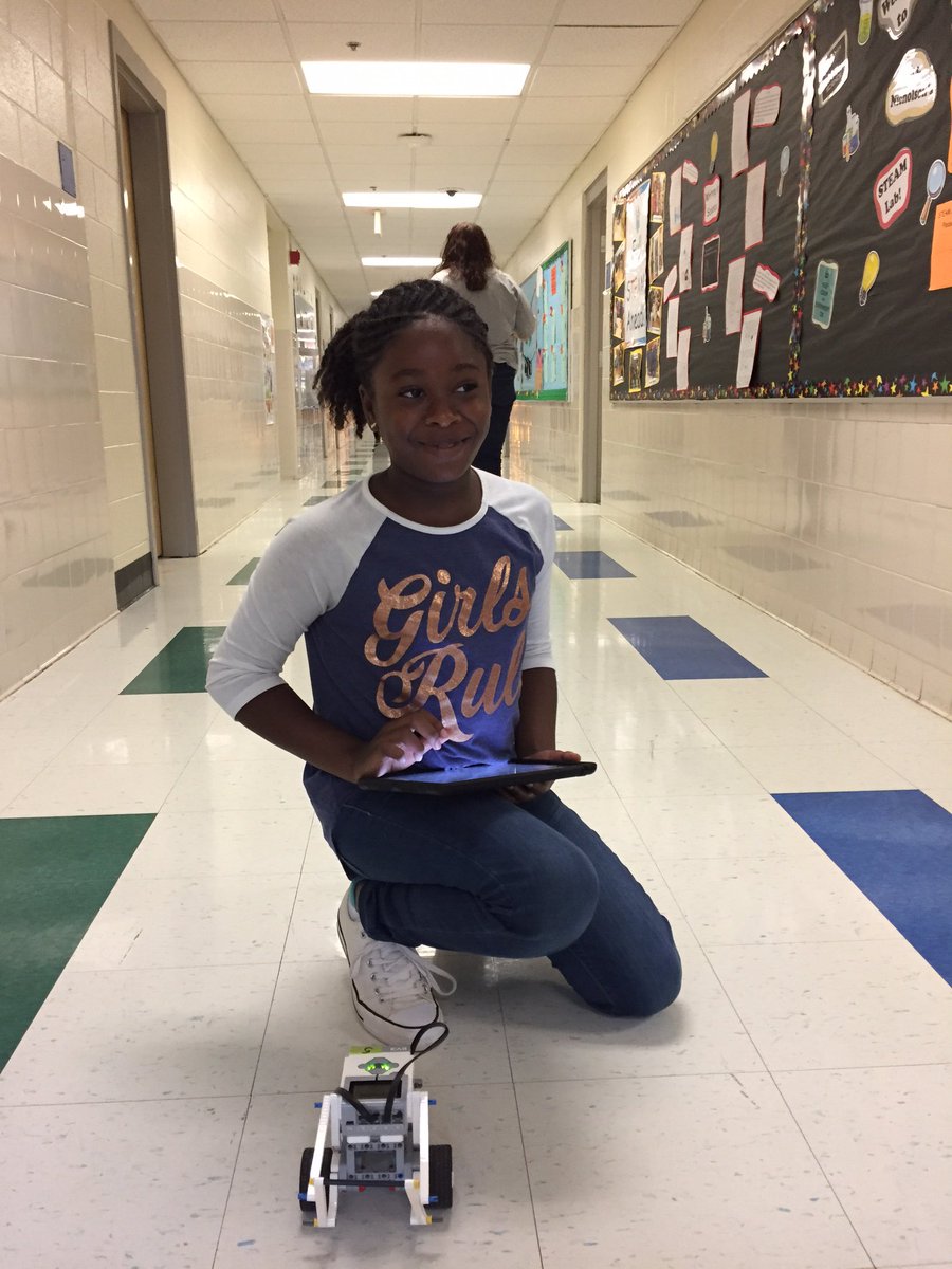 Girls like #robots too. <a href="/OakhurstSTEAM/">Oakhurst STEAM</a> <a href="/CharMeckSchools/">Charlotte-Mecklenburg Schools</a> <a href="/cms_pl/">Pol cMs</a>