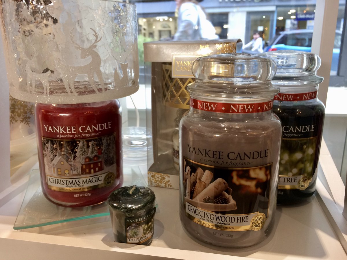 WeeMoodAlencon's tweet photo. Venez fondre devant nos #YankeeCandle et notre édition spéciale #Noël2017, parfums Magie de Noël, Feu de bois crépitant &amp; Sapin merveilleux. https://t.co/glI4EUzMUo
