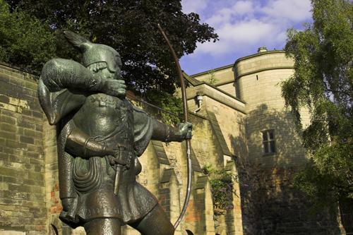 Según la leyenda, Robin Hood nació en Nottingham. Podrás visitar su estatua en el castillo de Nottingham.