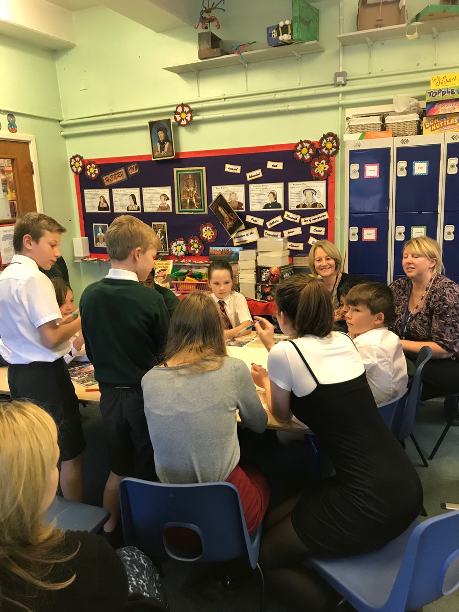 The new Dragons’ Apprentice team sharing ideas for the forthcoming challenge. Good luck to the Amazing 8.