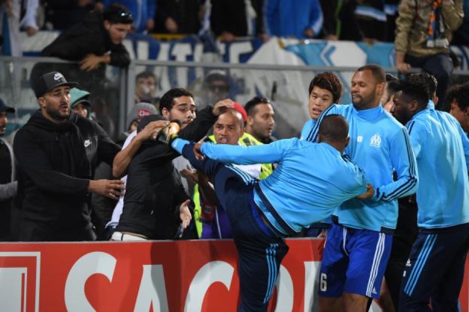 SoccerNewsEC's tweet photo. #France 
Patrice @Evra hizo historia
El jugador del @OM_Officiel es el primer jugador expulsado antes de iniciar un partido
Pateó a un Fan😨⚽ https://t.co/vtnFrpsGjA