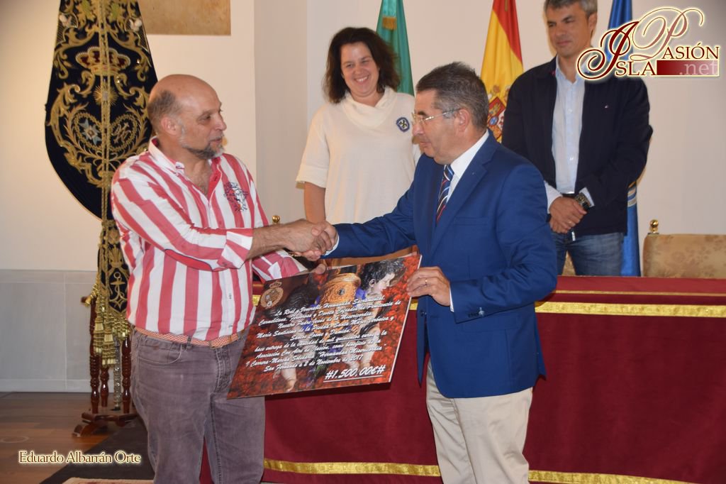 IslapasionNet's tweet photo. Misericordia hizo entrega a 'Con aire de ilusión' de lo recaudado en la carrera solidaria
https://t.co/yRqb2Mi6lm https://t.co/J4YsOd0pIR