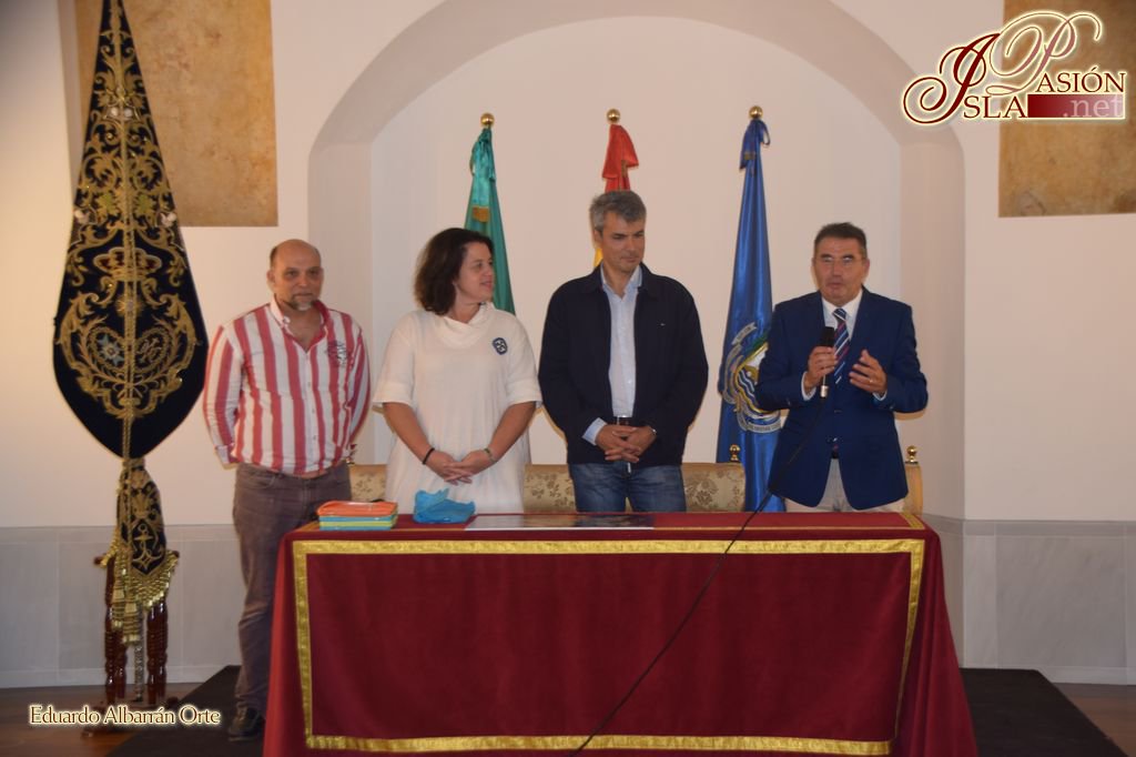 IslapasionNet's tweet photo. Misericordia hizo entrega a 'Con aire de ilusión' de lo recaudado en la carrera solidaria
https://t.co/yRqb2Mi6lm https://t.co/J4YsOd0pIR