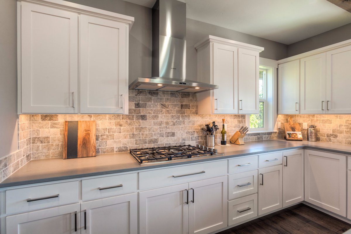 MonarchHomes_'s tweet photo. Sleek&amp;Stylish Range and Hood combo in A Monarch Kitchen #monarchcustomhomes #groundupbuilds #cda #idahome https://t.co/K4V2FqsRVS