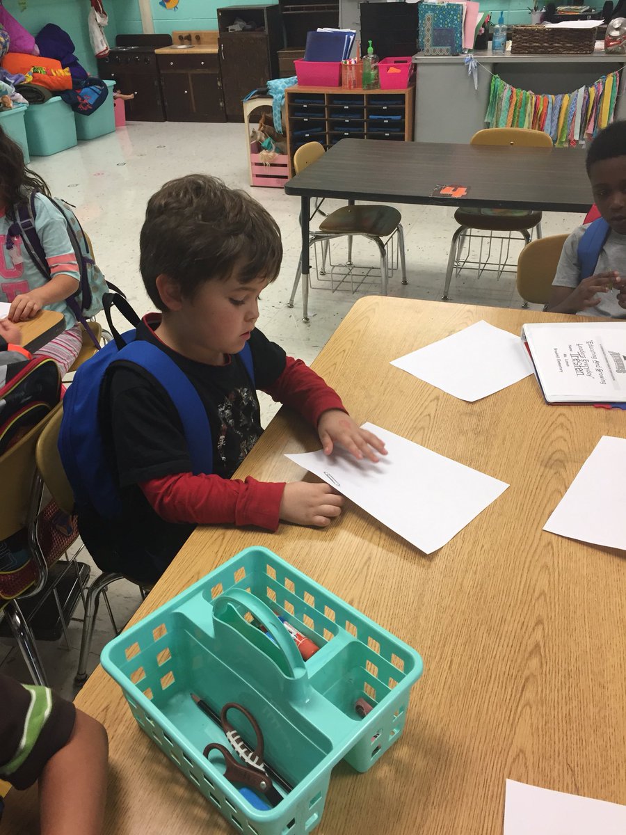 mslamonsclass's tweet photo. Learning about pushing and pulling with magnets before we go home today! @brookhillelem #OneAthens #OneBrookhill #everydayACS #bestyearever https://t.co/woQcvHYPex