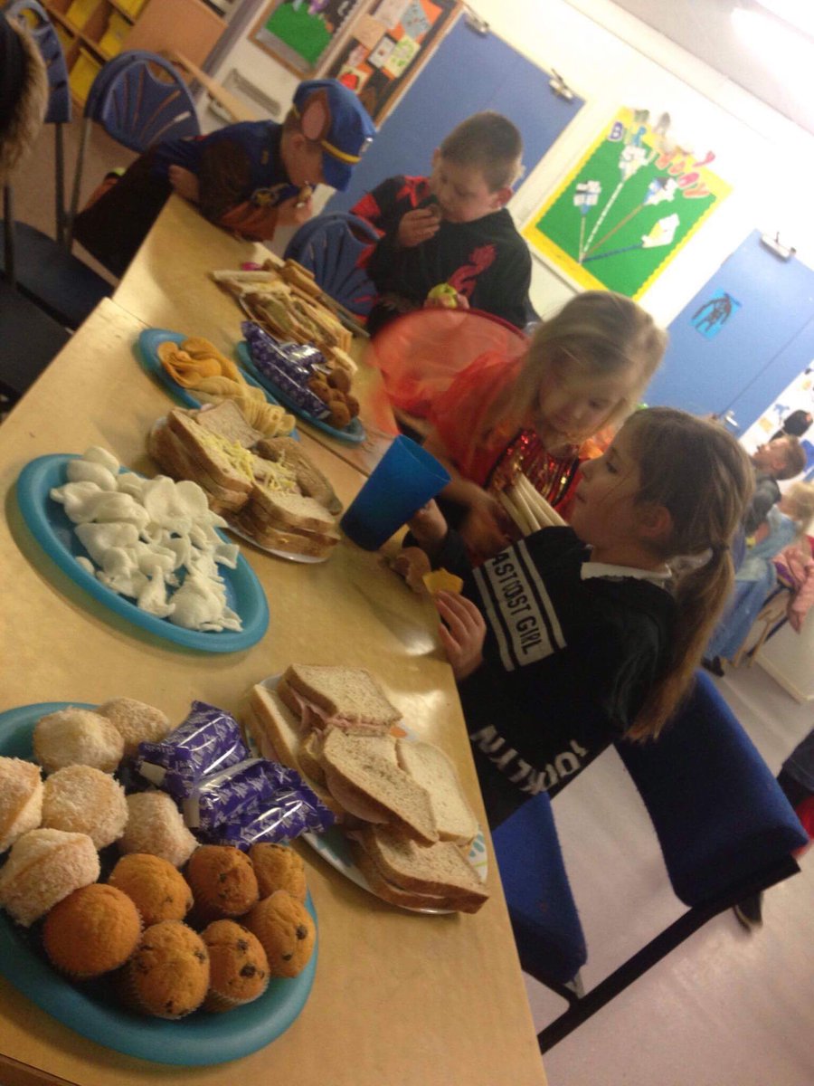 SubYouthClub's tweet photo. Halloween food and games ☺ https://t.co/vahBjsy5mR