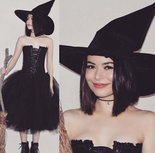 Ahhh I love so much this Witchy Woman! 🖤  Miranda never ceases to amaze me with her original costumes. Her costumes are absolutely the best👌