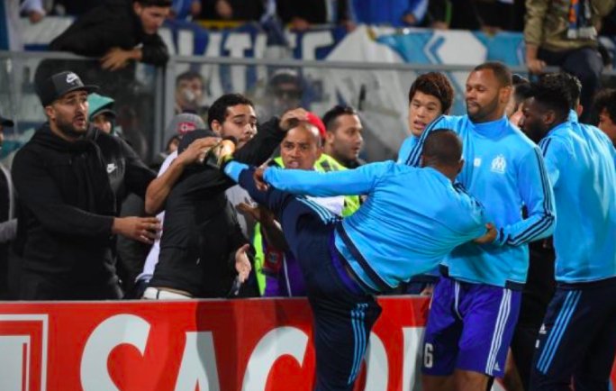 WATCH: Patrice Evra just kicked a fan in the head. He was sent off before kick-off! 😳😳
sportbible.com/football/news-…