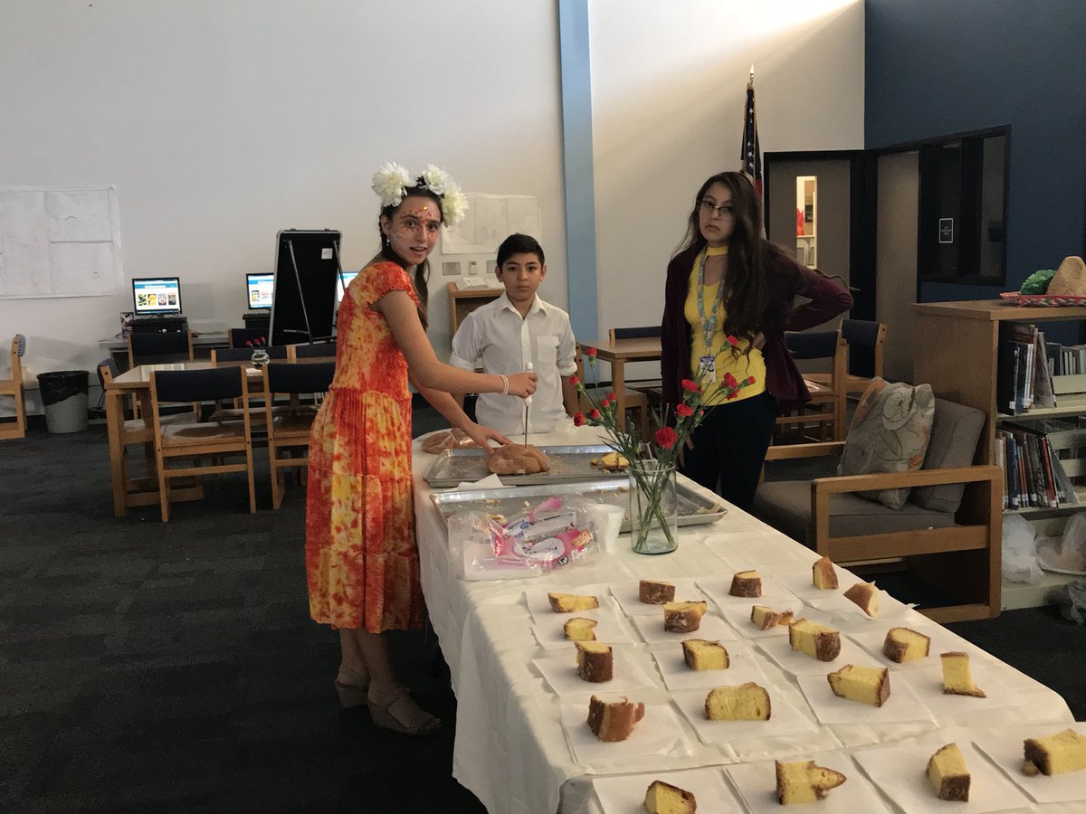 MabelEvans17's tweet photo. Spanish classes celibate Dia De Los Muertos #SliderMiddle #TeamSISD https://t.co/C2YB49liiZ