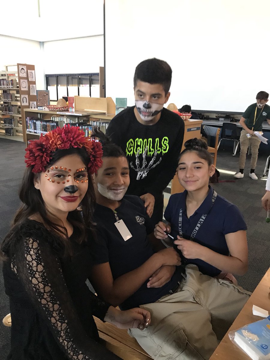 MabelEvans17's tweet photo. Spanish classes celibate Dia De Los Muertos #SliderMiddle #TeamSISD https://t.co/C2YB49liiZ