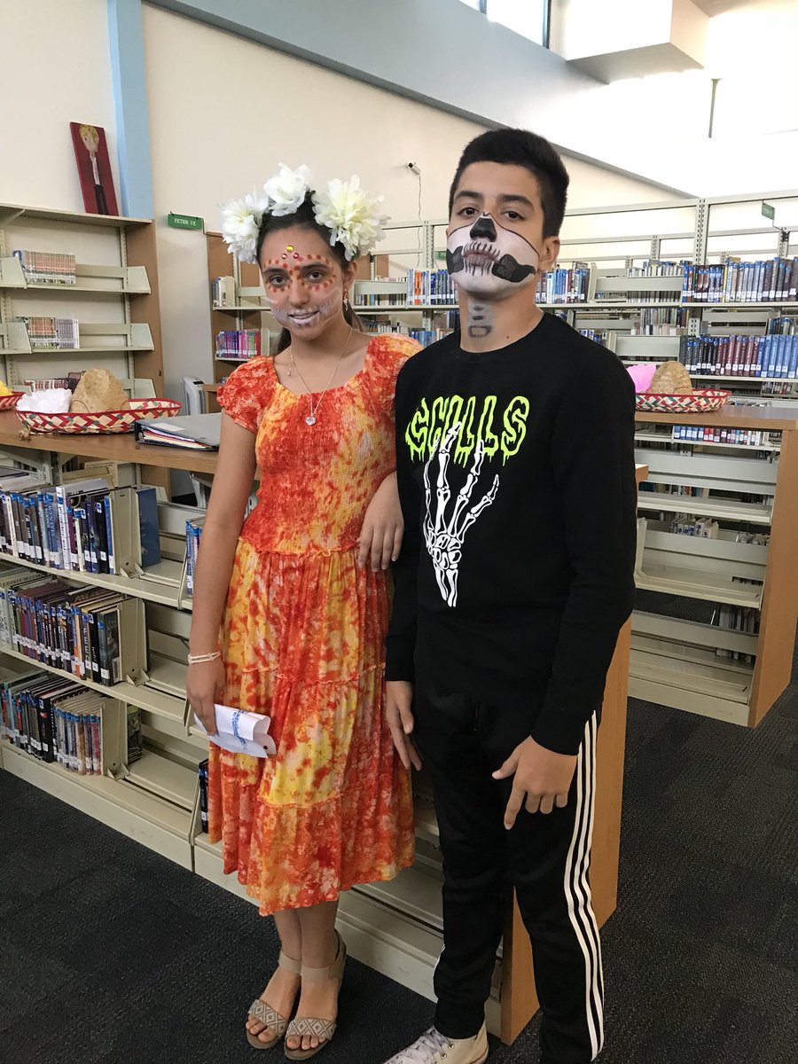MabelEvans17's tweet photo. Spanish classes celibate Dia De Los Muertos #SliderMiddle #TeamSISD https://t.co/C2YB49liiZ