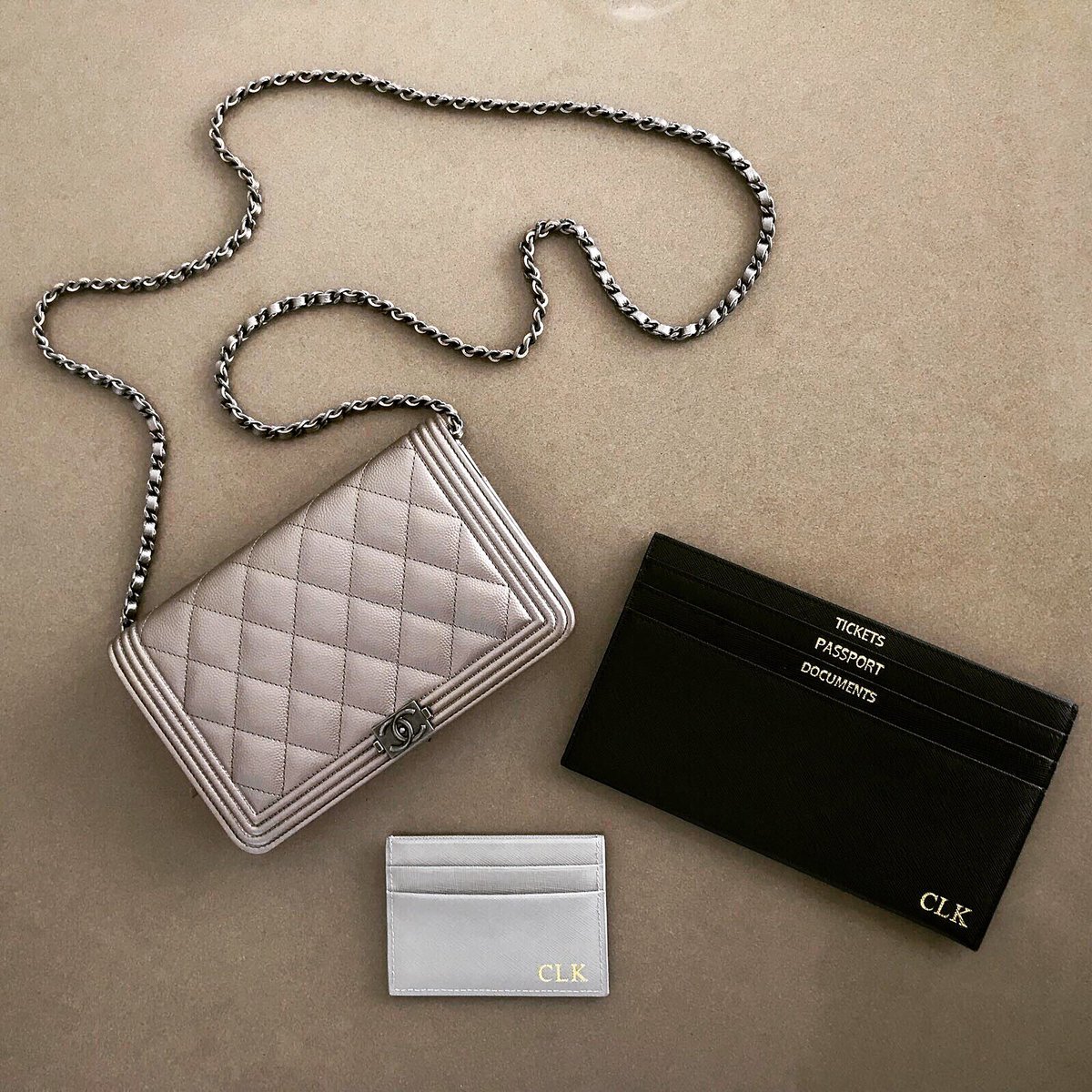 Travel Essentials ๐ I absolutely love this monogrammed leather travel wallet and card holder from @loverofluxe They make the perfect gifts https://t.co/PpCNFbbCYp