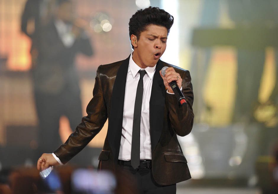 #TBT with this bespoke suit designed for <a href="/brunomars/">Bruno Mars</a>  performance at MuchMusic Awards in Toronto. #throwback #futuristicfashion #asherlevine