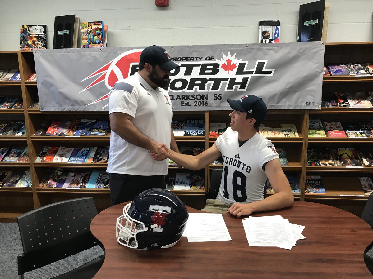 clarksoncharger's tweet photo. Congrats to Chris MacLean heading to University of Toronto @UofTBluesFB #officialsigning @FootBallNorthca https://t.co/iOfiR40rrF