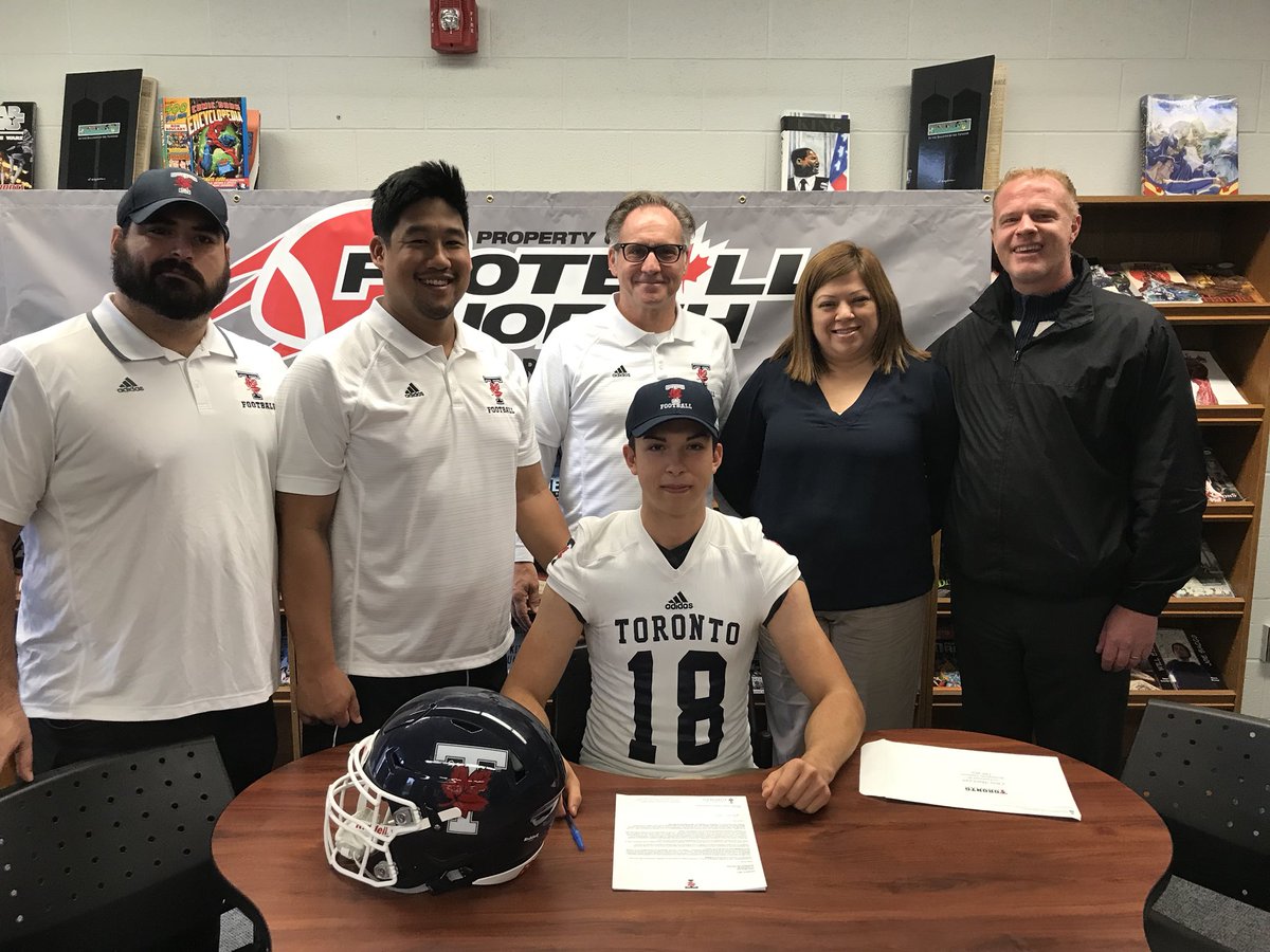 clarksoncharger's tweet photo. Congrats to Chris MacLean heading to University of Toronto @UofTBluesFB #officialsigning @FootBallNorthca https://t.co/iOfiR40rrF