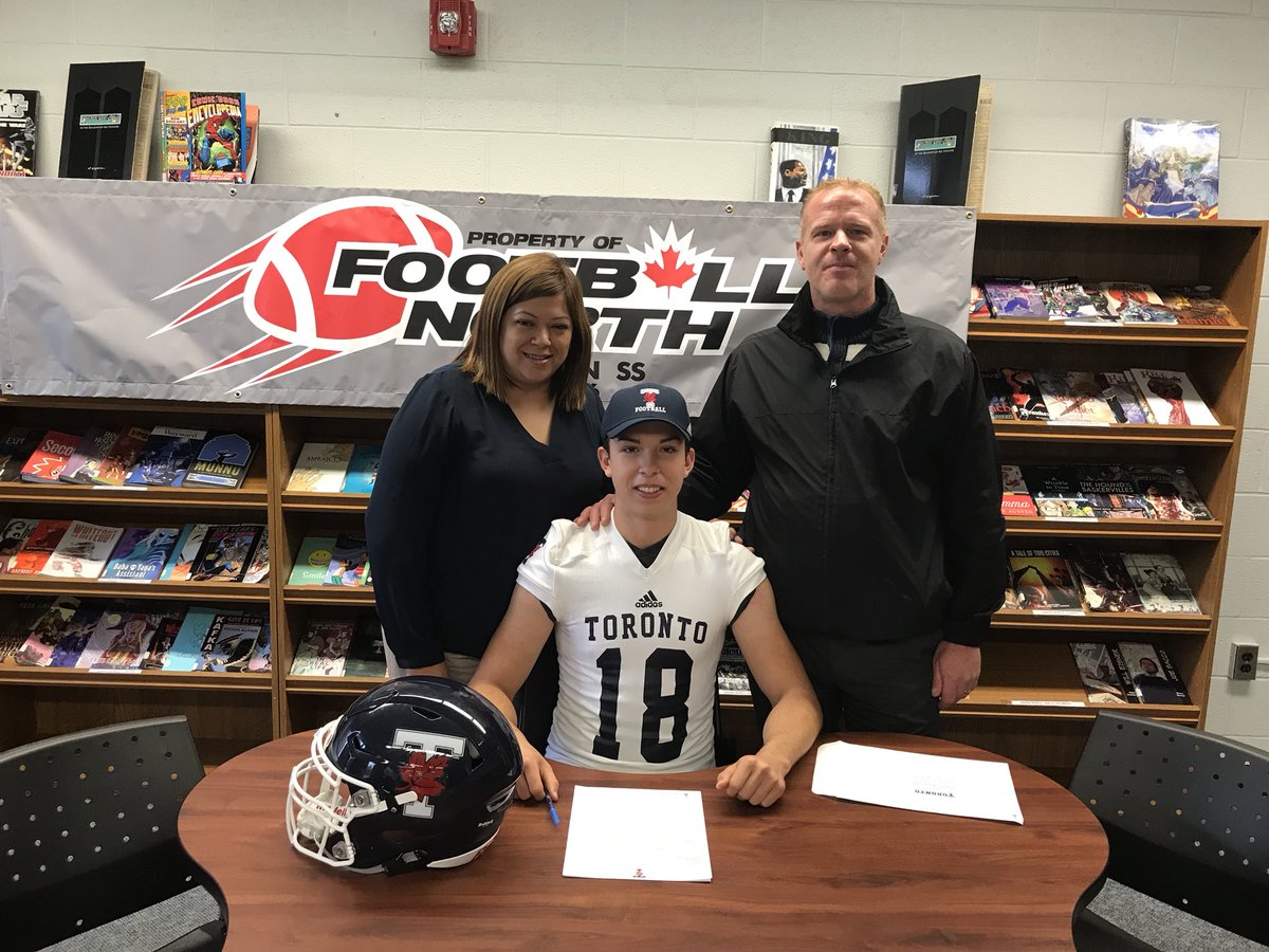 clarksoncharger's tweet photo. Congrats to Chris MacLean heading to University of Toronto @UofTBluesFB #officialsigning @FootBallNorthca https://t.co/iOfiR40rrF