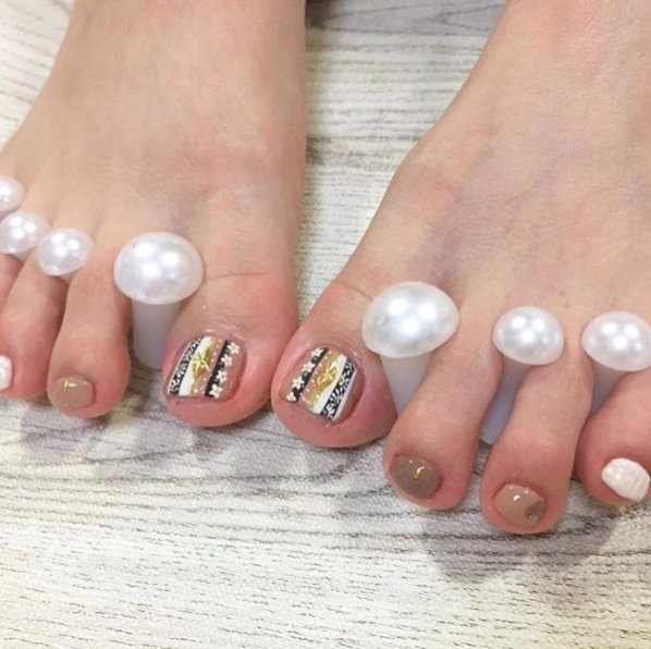 DipIntoPretty's tweet photo. We love the #classic chic look of the “Pearls of Wisdom” #pedispacers! #dipintopretty #repost #beautyday https://t.co/1a3SyEvjNo