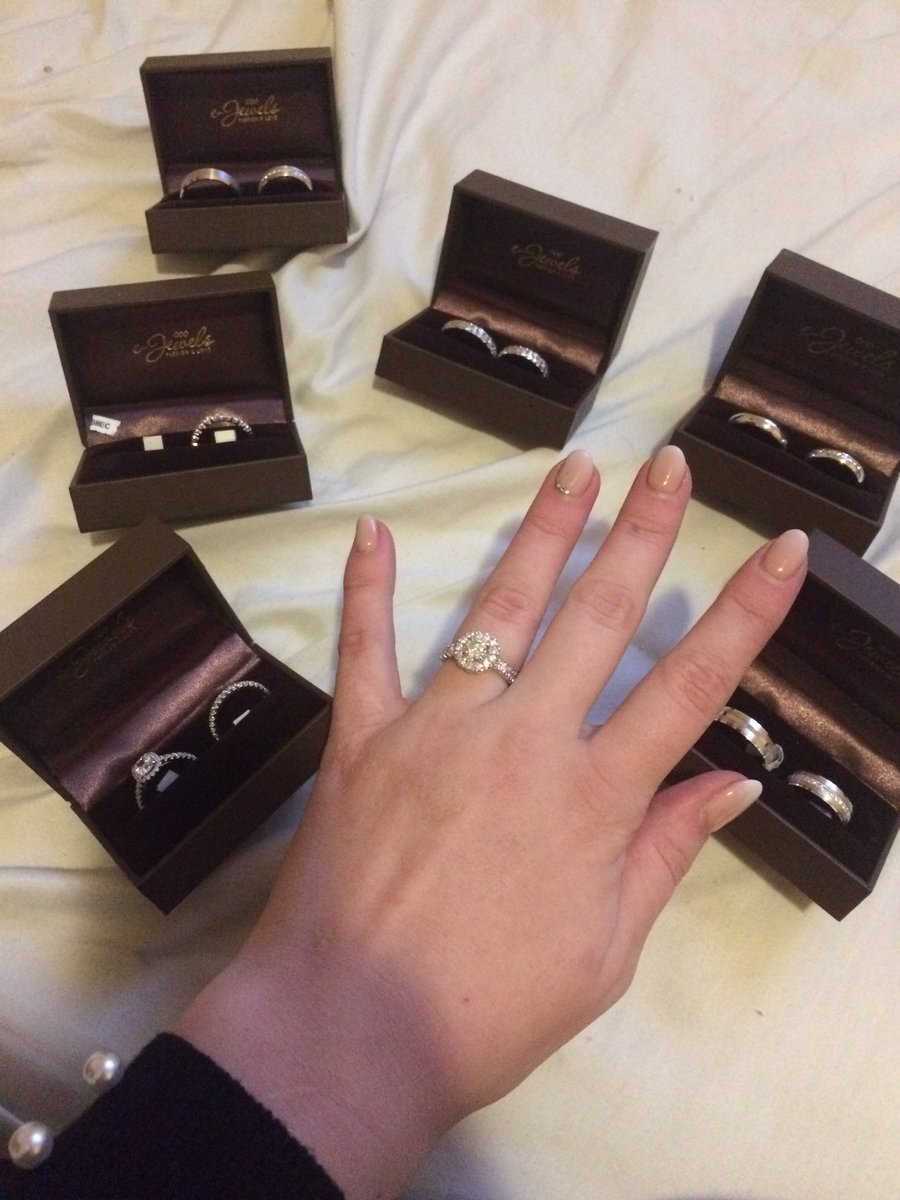 nordvinter's tweet photo. just my hand and 30,000€ https://t.co/kMFIOmrU8X