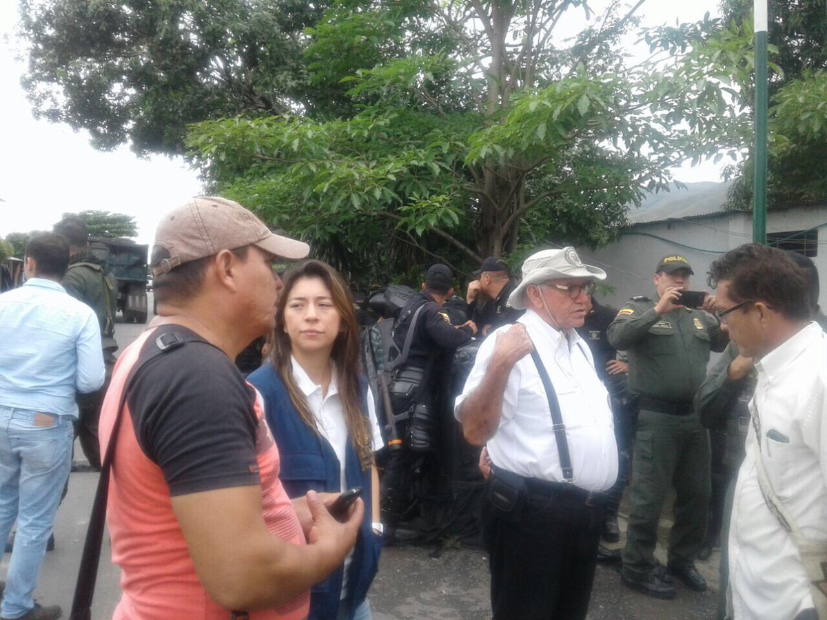 ccalcp's tweet photo. En desarrollo tercera #ComisiónDeVerificación y solidaridad con comunidad en #ParoCatatumbo. Verificación situación DDHH @DefensoriaCol https://t.co/IyHKbFQxpb