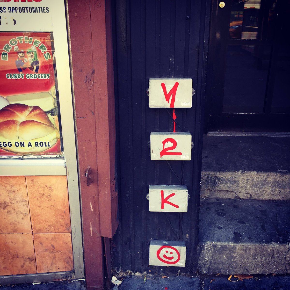 MellieMelNYC's tweet image. Y2K #ThrowbackThursday #endoftheworld #computerbug #tbt #nyc #eastvillage #eggonaroll #instagram