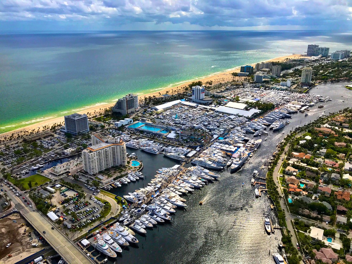 GoodyearBlimp's tweet photo. A beautiful start to the Fort Lauderdale International Boat Show, the biggest in the world! 🛳🚤⛵️🛥#FLIBS2017 https://t.co/PrUt5gefy8