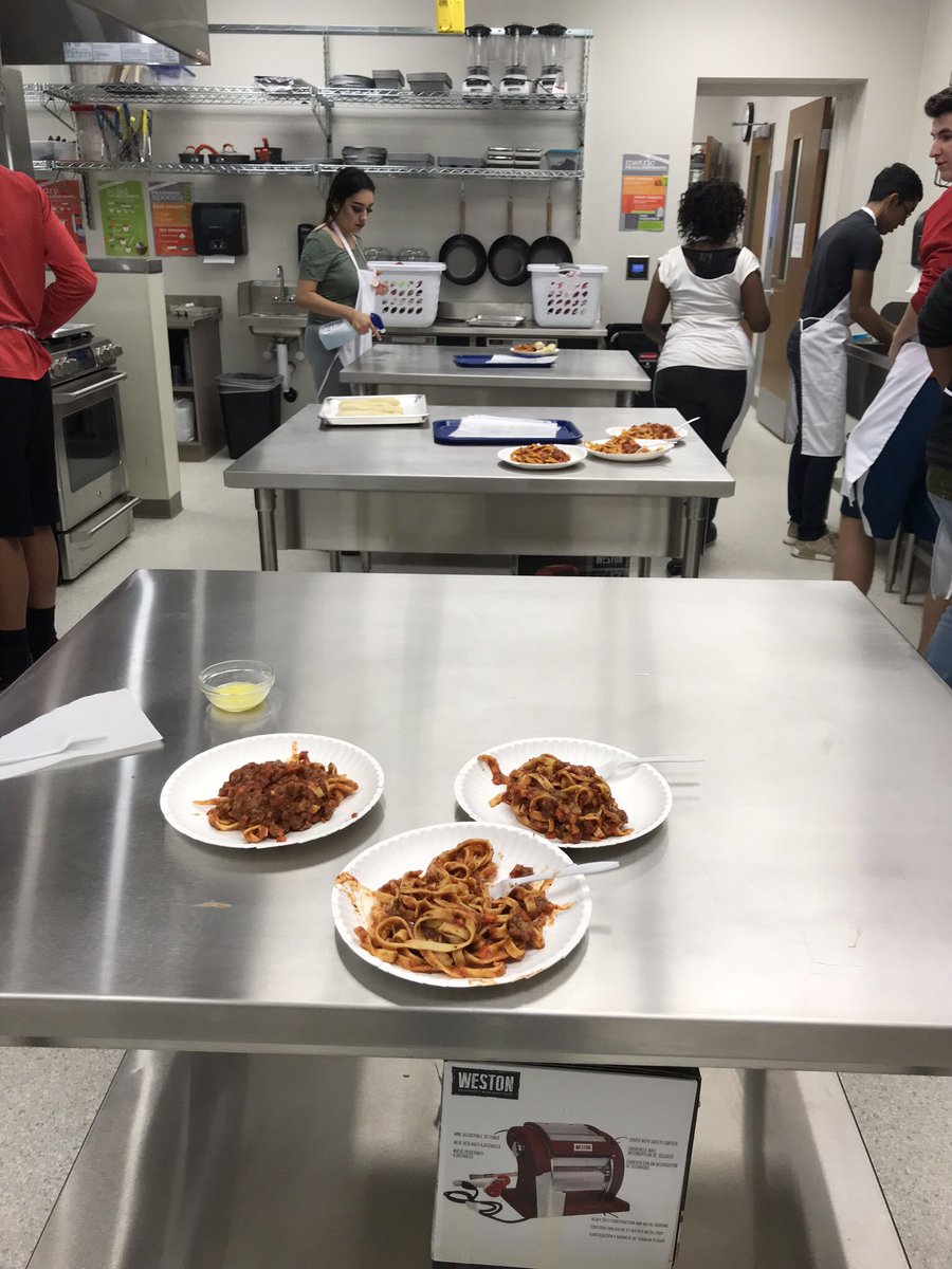 ShelbyMuha26's tweet photo. Day 2 of Pasta making and we are rolling! #culinaryprep #owlsinthekitchen π https://t.co/bIIcHzaLjB
