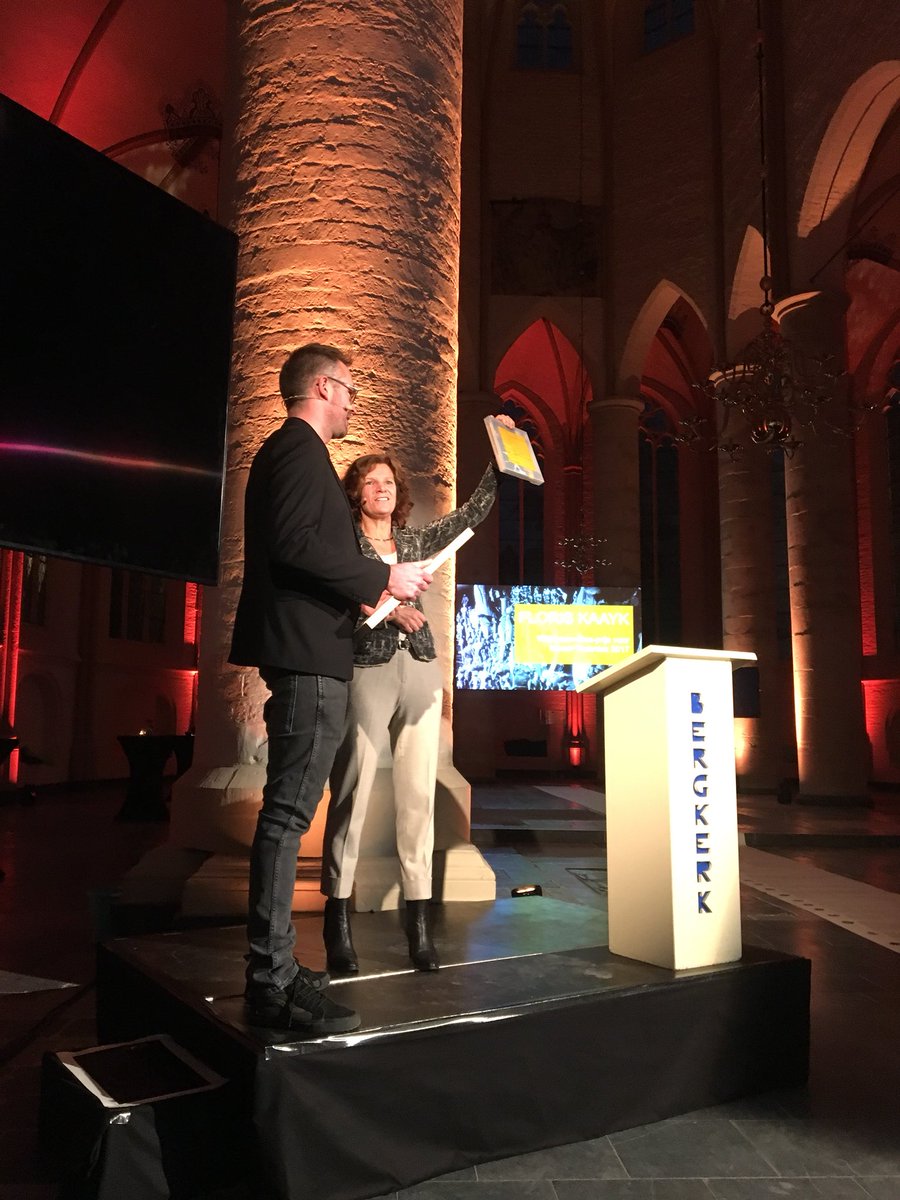 Antoinette_vK's tweet photo. Floris Kaayk ontvangt de @WitteveenBos prijs voor Kunst+Techniek 2017 uit handen van @karin_sluis #topwinnaar #kunsttechniek17 https://t.co/8xkt6XCA1l