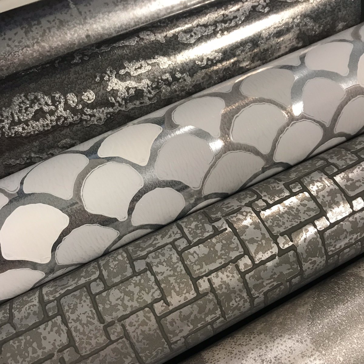 ZincTextile's tweet photo. Reflective elements add glamour to our luxe Escape wallcovering collection. #escape #effortlesslycool #luxurious #luxeinterior #wallcovering https://t.co/REonZYtfoA