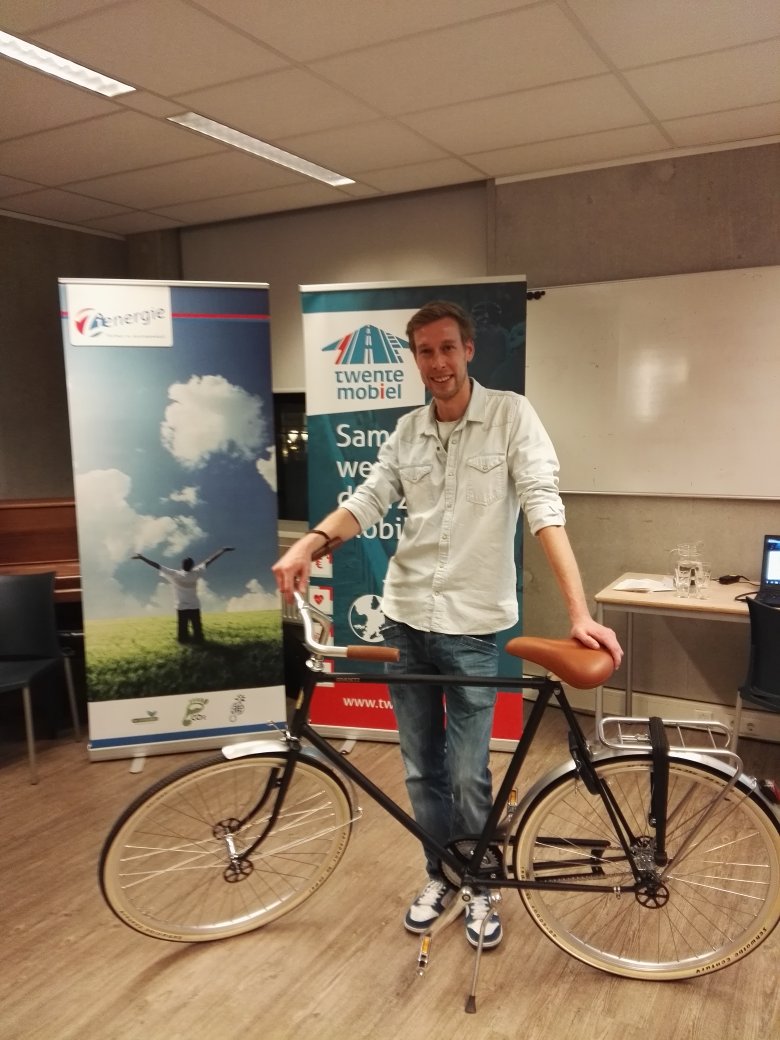De prijs voor de individuele winnaar is uitgereikt! Met een 9,4 scoorde Jeroen Wevers van Ambiq het allerbest. Jeroen, gefeliciteerd!