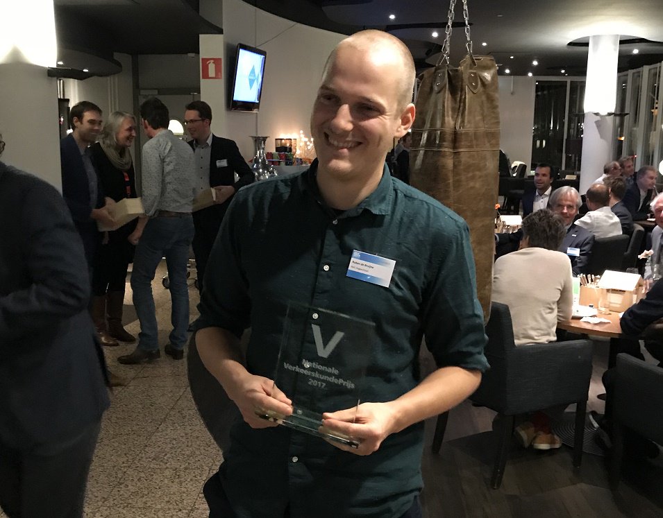 De winnaar van de verkeerskunde scriptieprijs: Ruben de Bruijn! Gefeliciteerd <a href="/NHL_Hogeschool/">NHL Hogeschool</a>

verkeerskunde.nl/winnaar-vk-scr…