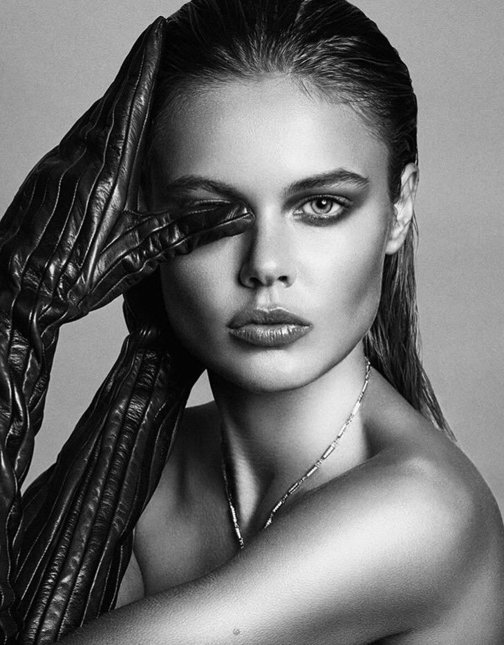 ContempoModels's tweet photo. ¿Aún en #halloweenmood ? Les sugerimos el look #femmefatale 💋 Chic, simple y bello como DARIA #ondirect ✨ #contempogirls #lovediversity 💜 https://t.co/qCbGBqKTpp