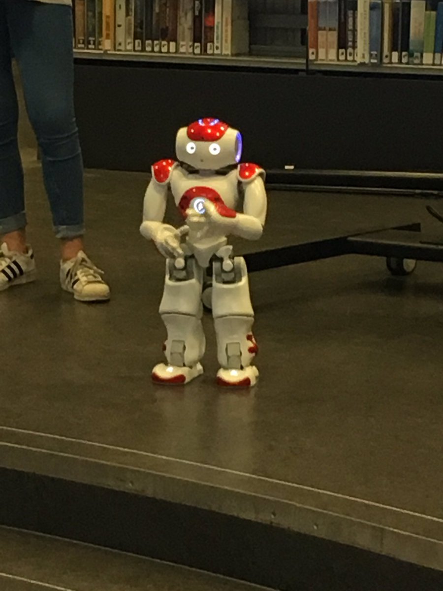 AnRieTweet's tweet photo. Vandaag presentatiedag van een 2VWO-groep én MBO-verzorgenden-groep. Toppie-toppie zoals Robin de robot zei. @bieb024 #robothackathon #trots https://t.co/IVaym1BNvW