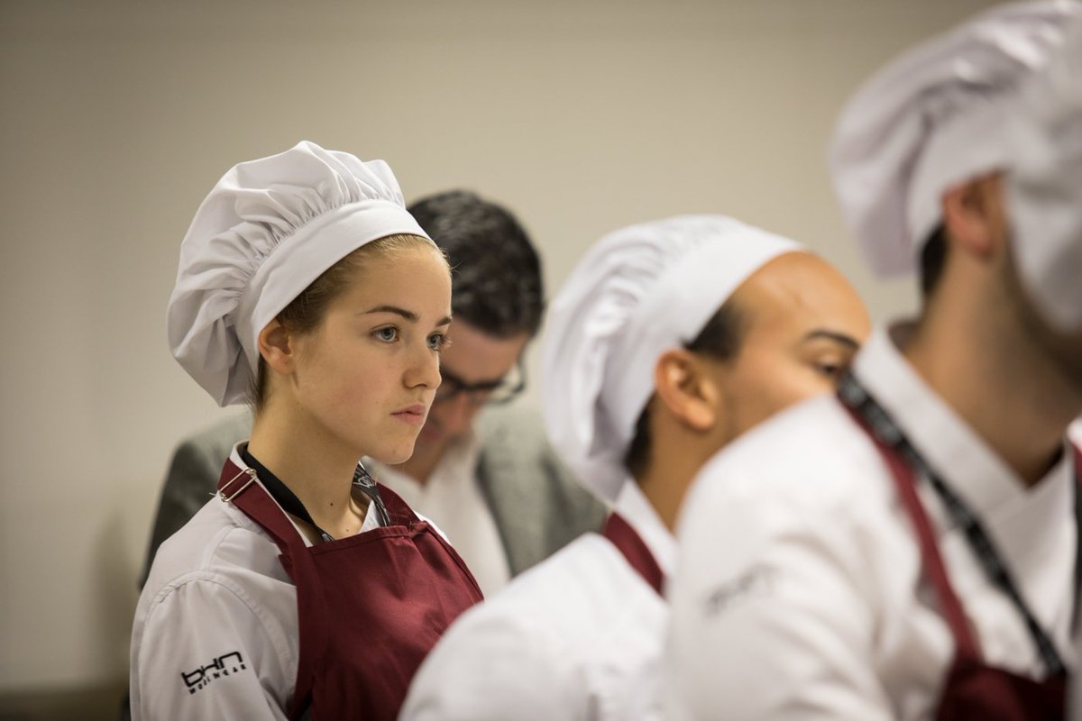 bculinary's tweet photo. Michel Williaume en #MasterBCC de Cocina Dulce enseñando a los alumnos/as su filosofía creativa "Think Pastry" con un zapato 100% chocolate! https://t.co/O2MsY6LwQT
