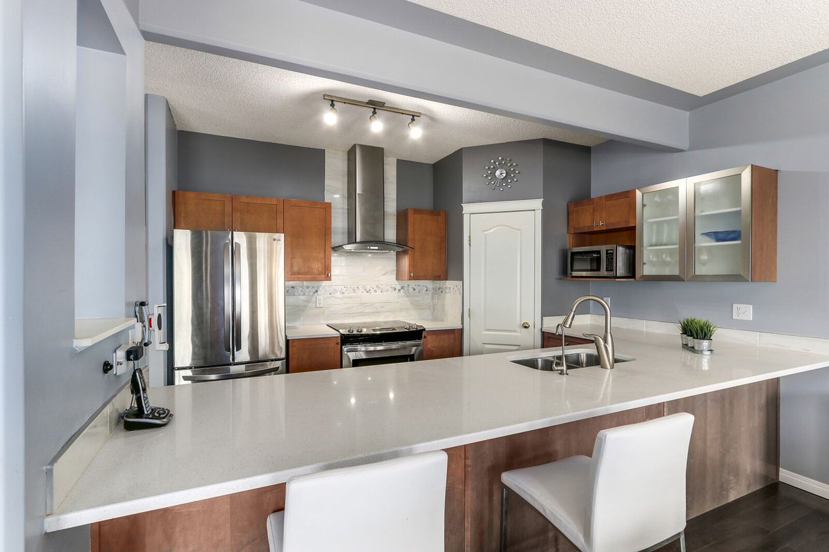 MarthaIsabelM13's tweet photo. New to Market Spectacular townhouse 8 Rocky Vista TC-NW #justlisted #Calgary #yyc #yyccre #engelvoelkers #newtomarket #realestate #yychomes https://t.co/Wa7G7VuPUi