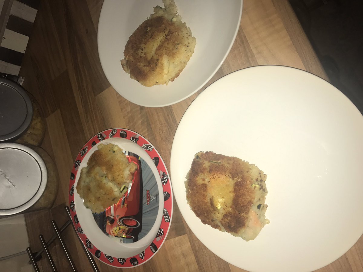 Jodi_17's tweet photo. I was about to tweet #wifegoals #homemadefishcakes but they look like slop... #fail https://t.co/5oKSC5Hb7A
