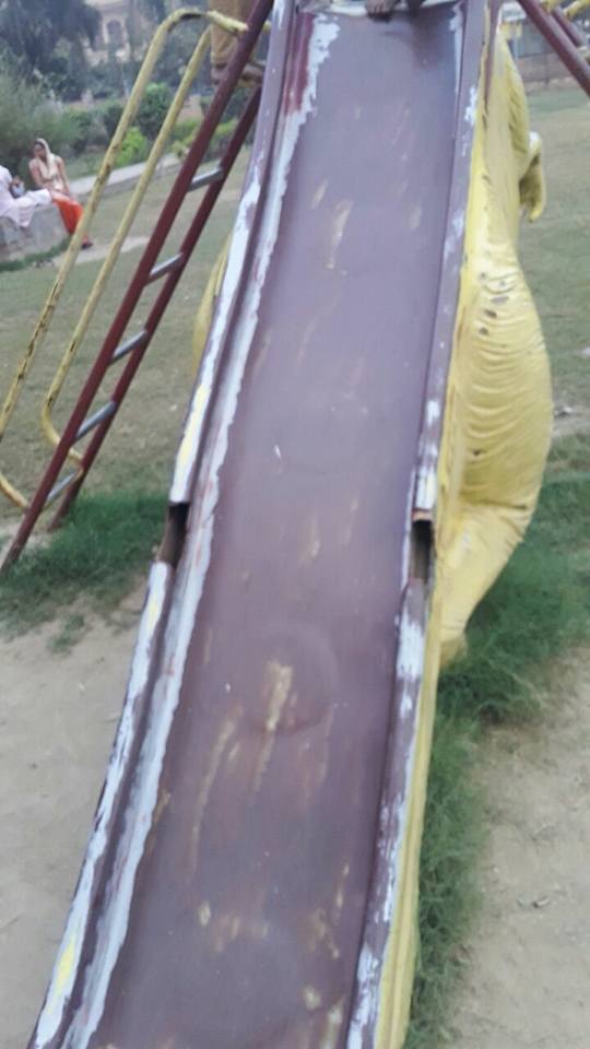 vickyraj06's tweet photo. @narendramodi @mlkhattar पलवल Haryana , न्यू कॉलोनी वार्ड 13 के सभी पार्कों का हुआ बुरा हाल, आज दो छोटे बच्चे गिर गए कृपया संलग्न चित्र देखे https://t.co/LVBFv8NnEN