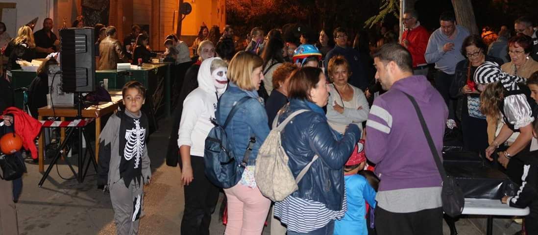 ParqueAvenidas's tweet photo. Éxito de público en la fiesta de #Halloween de la #HogueraParquedelasAvenidas celebrada el pasado 31 de octubre. #TodoslosSantos #TotsSants https://t.co/Jllte1hmRj
