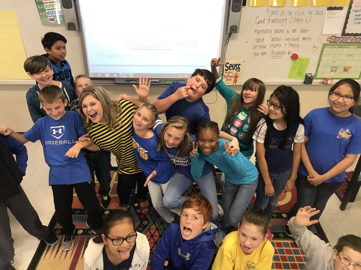 kaitlinxtart's tweet photo. This class is full of #PhantomSpirit #GameDay 🏈💙💛 https://t.co/VcX832O0XL